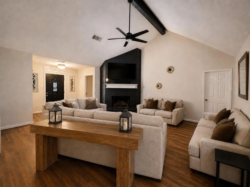 1105 E Adoue Street, Alvin