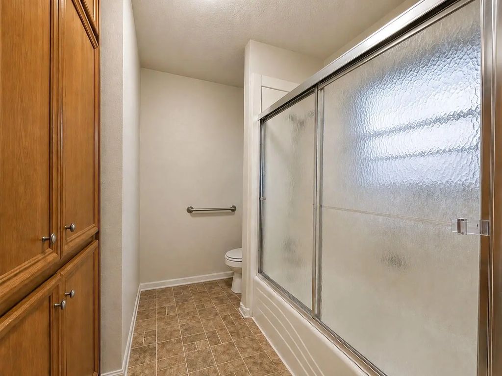 1105 E Adoue Street, Alvin