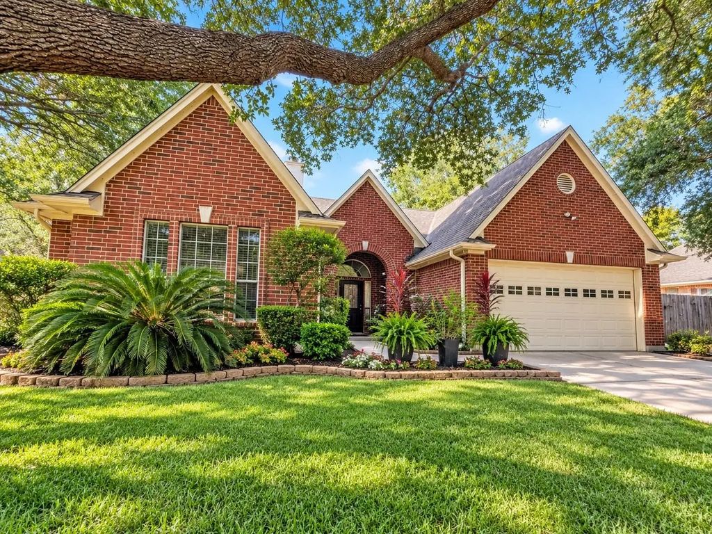 1105 E Adoue Street, Alvin