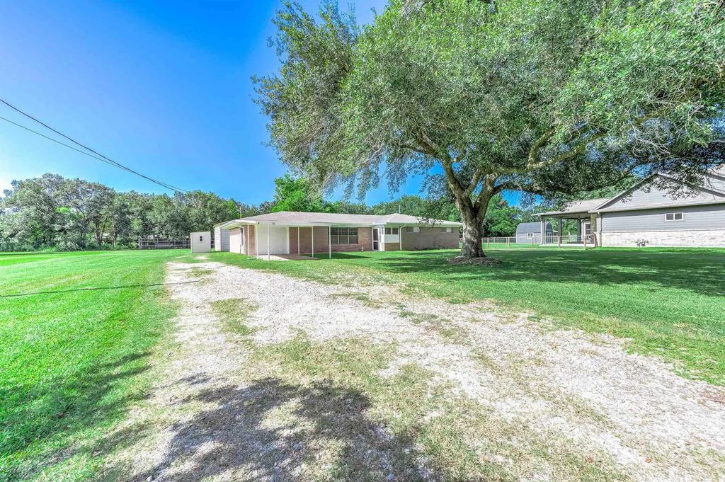 110 Mustang Drive, Alvin