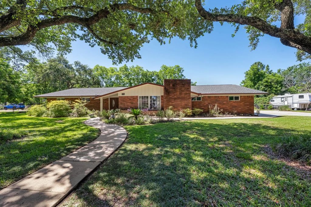 616 Cannan Drive, Angleton