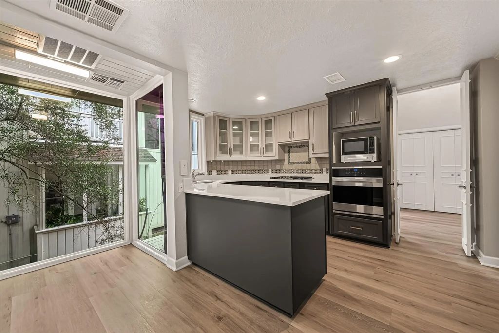 94 Sugarberry Circle, Houston