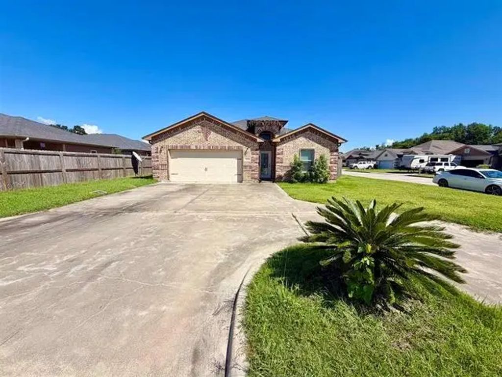 2850 Amber Avenue, Groves