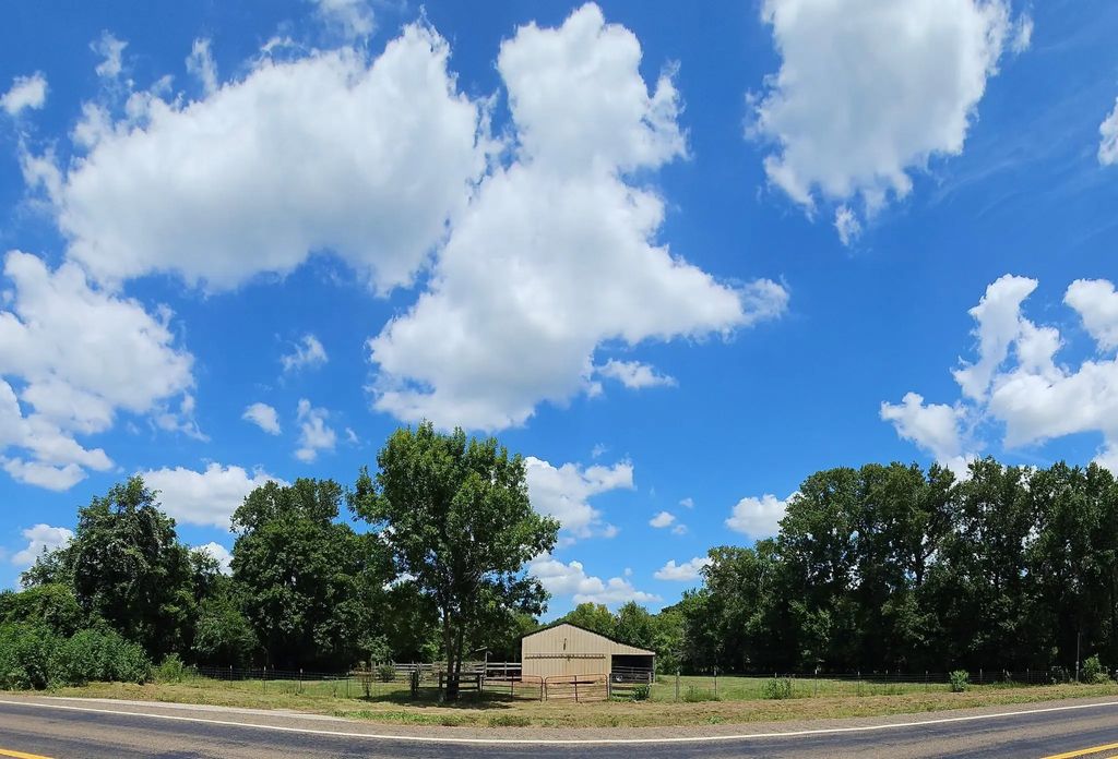 2527 Fm-563, Liberty