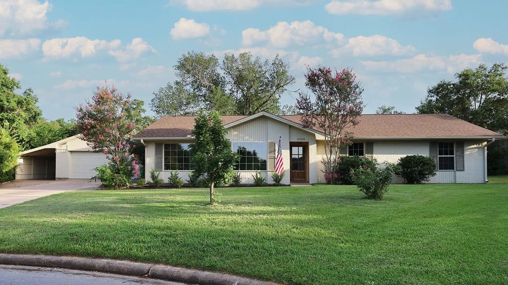 2500 Briarwood Circle, Bryan