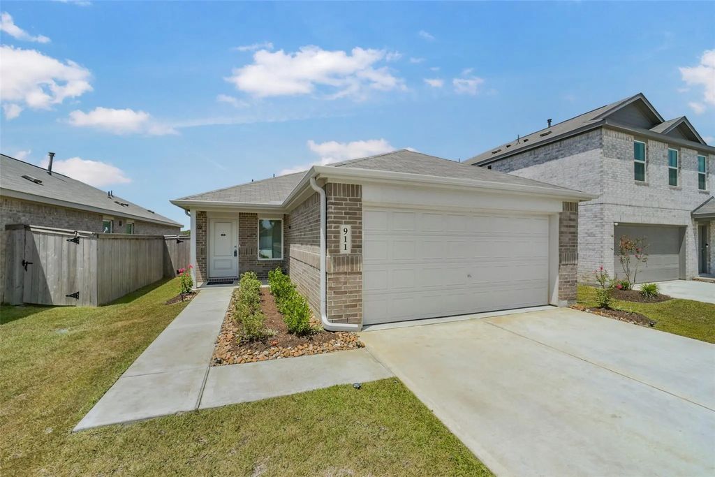 911 Lago Laceno Lane, Huffman
