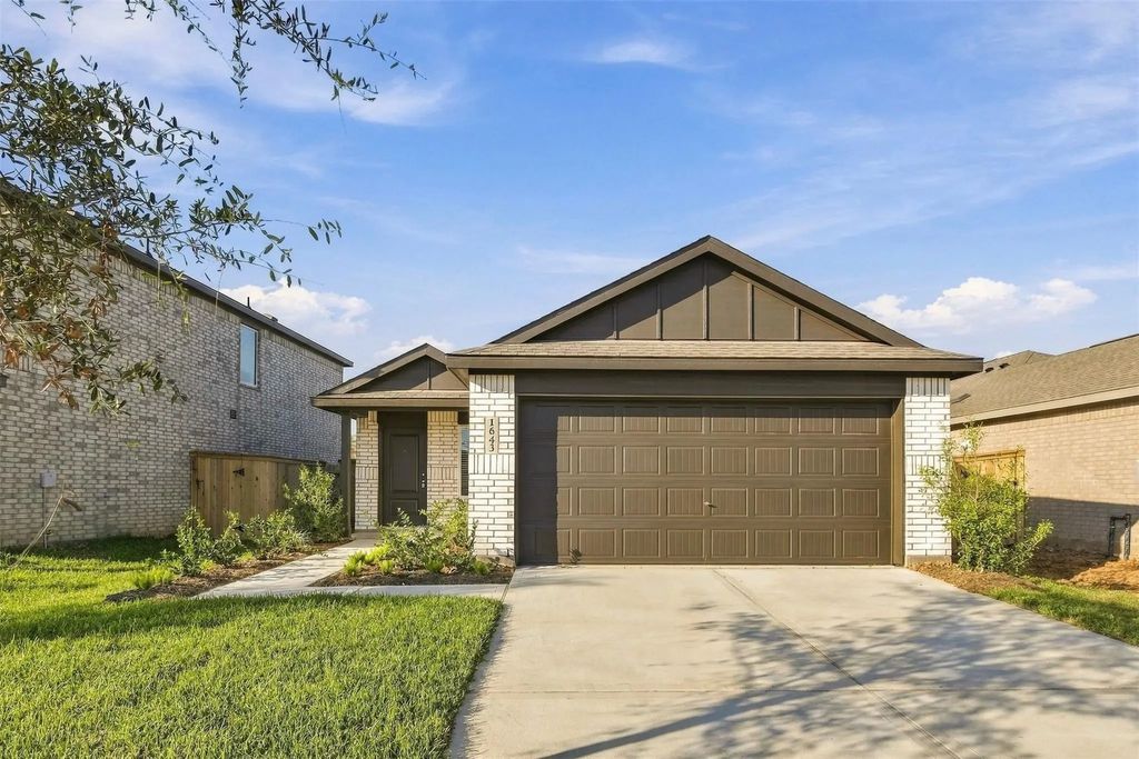 1643 Windrose Bend, Angleton