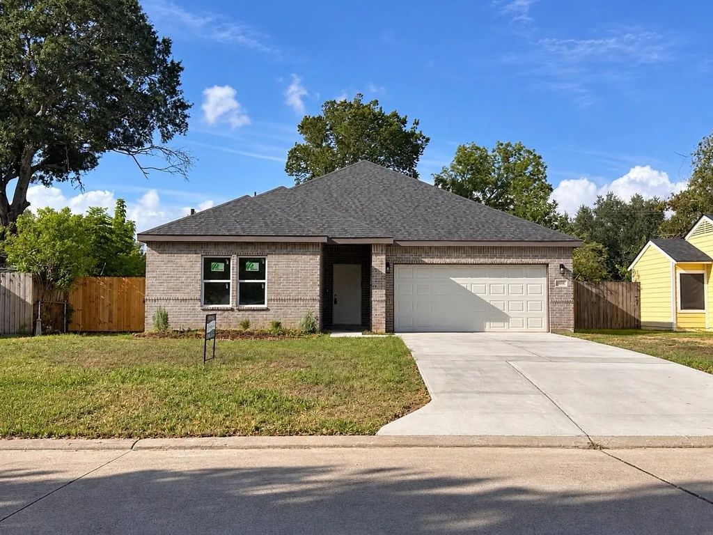 501 Briarwood Drive, Baytown