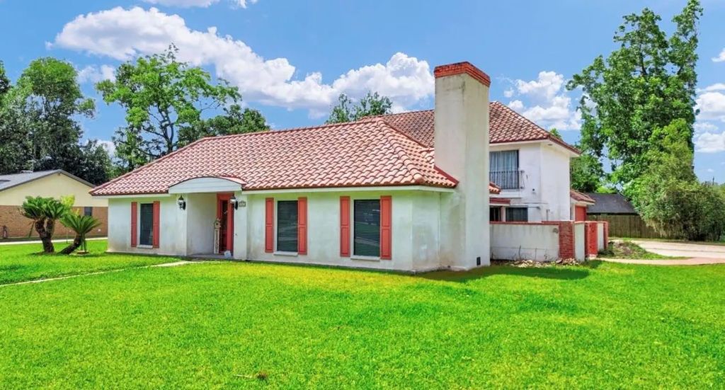327 Live Oak Lane, Lake Jackson