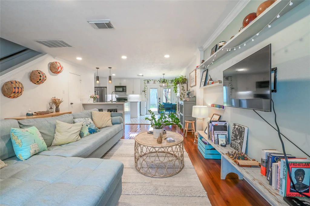 1004 Ruthven Street, Houston