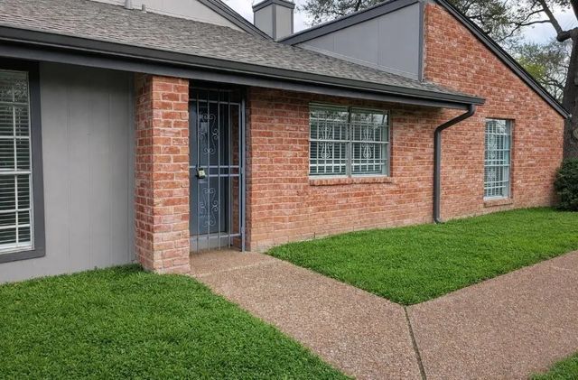 5815 Village Forest Court, Houston