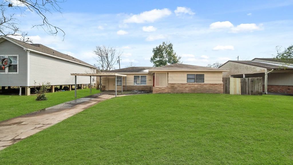 6809 W Bayou Drive W, Hitchcock