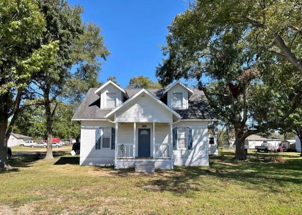 5922 Railroad Street, Wallis