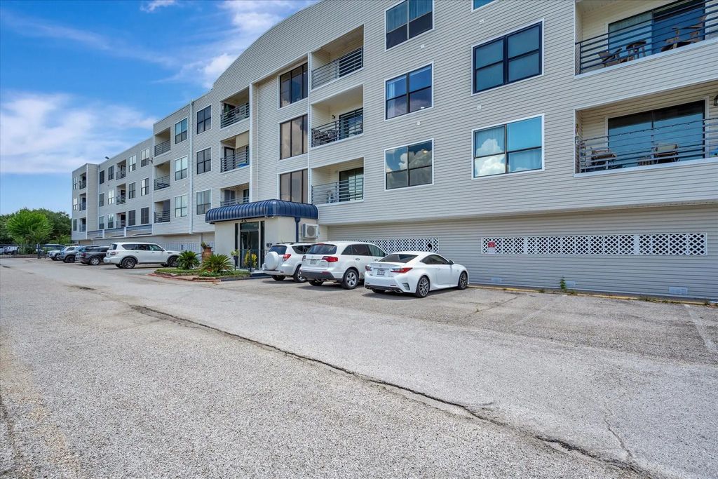 793 Davis Road 112, League City