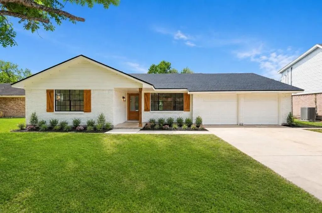 104 Oriole Lane, Angleton