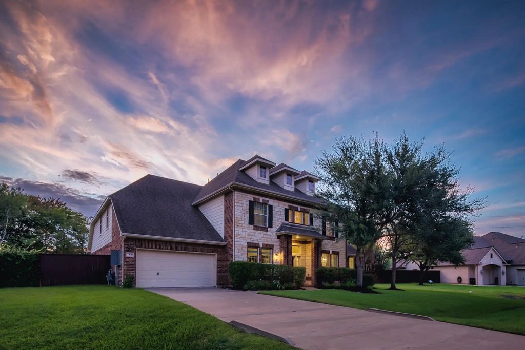 2400 Lakeway Drive, Friendswood