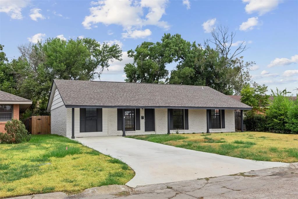 608 Lloyd Drive, Baytown
