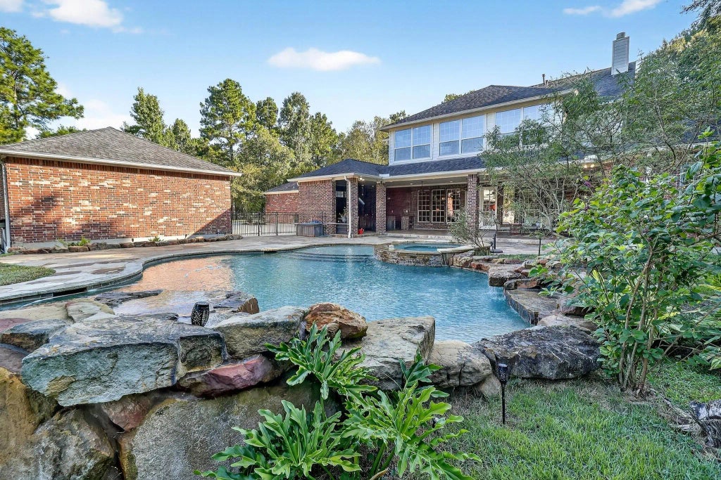 420 Whispering Meadow, Magnolia