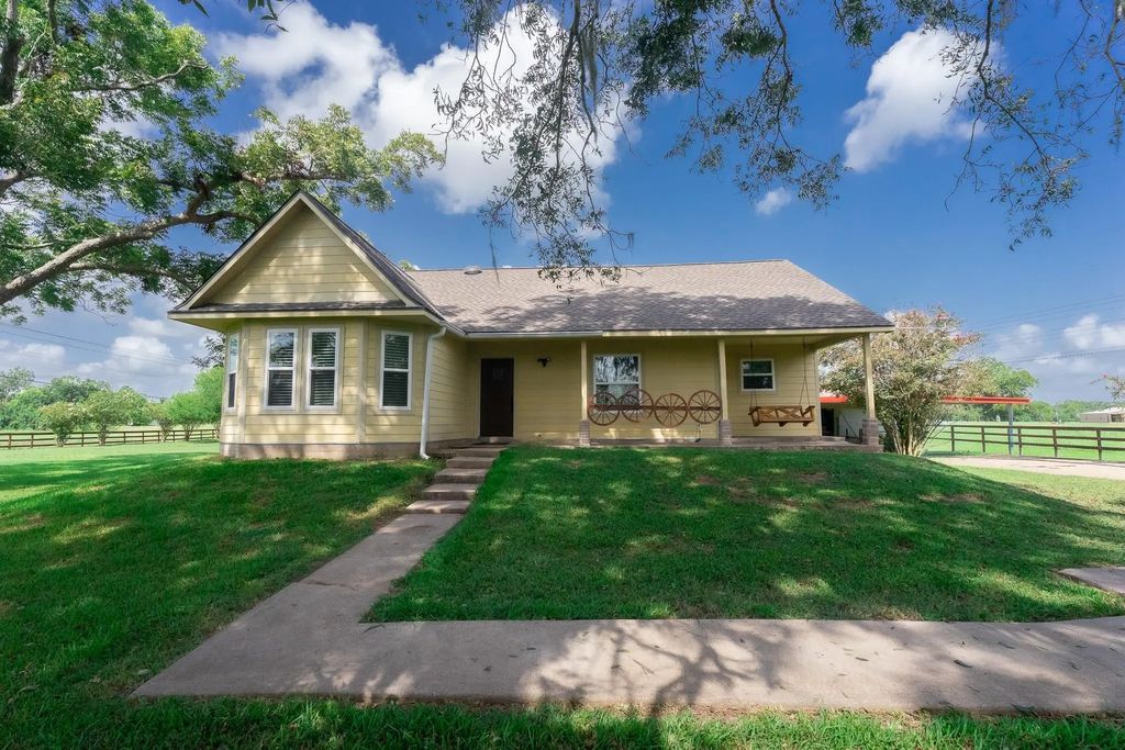 720 Winchester Trail, Angleton