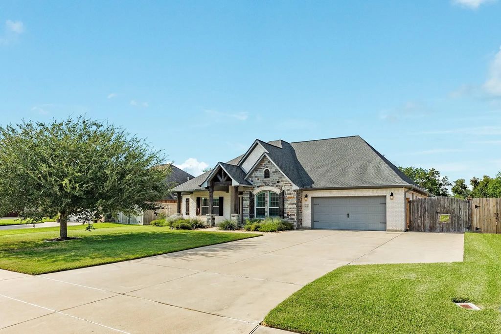 232 Creekside Lane, Lake Jackson