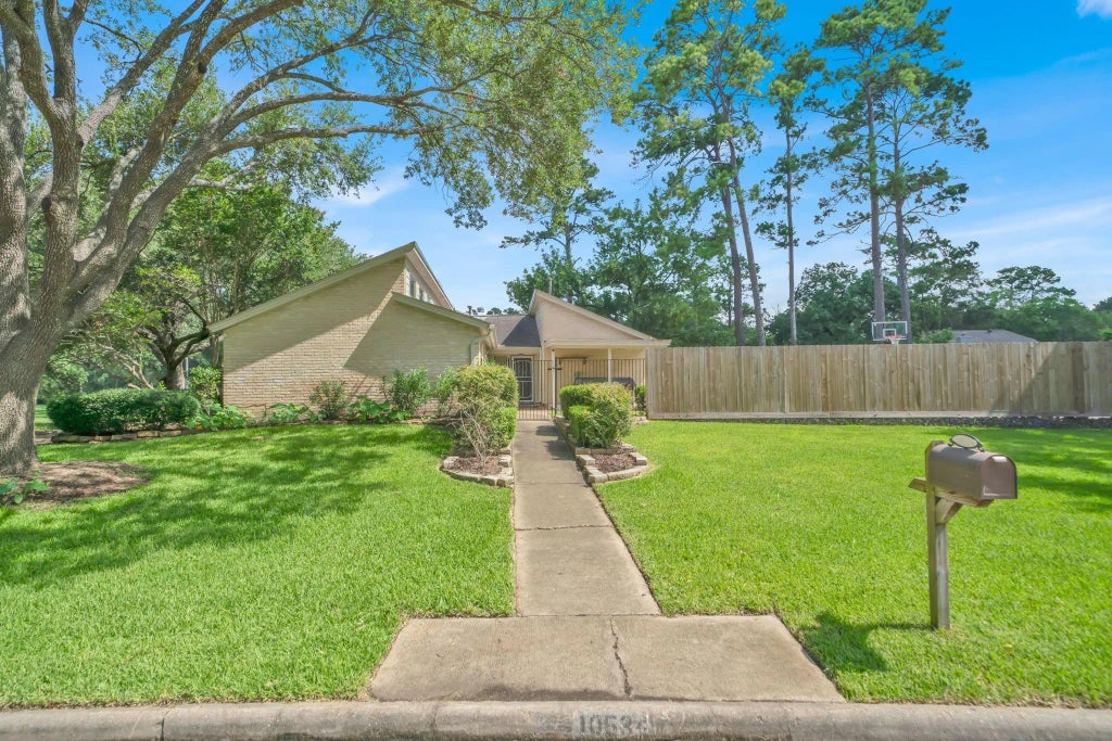 10534 Moorcreek Drive, Houston