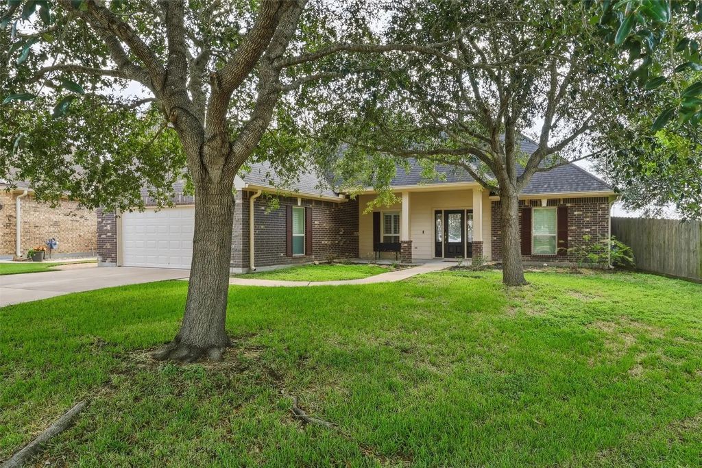 227 Village Dr, Sealy