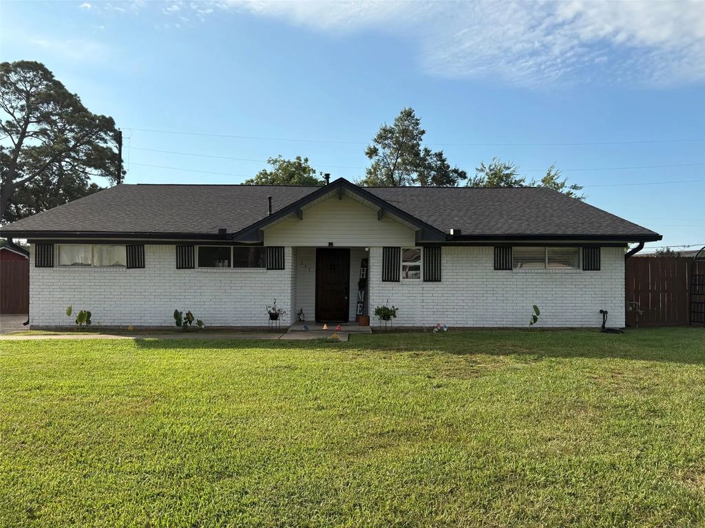 211 Staples Drive, Baytown