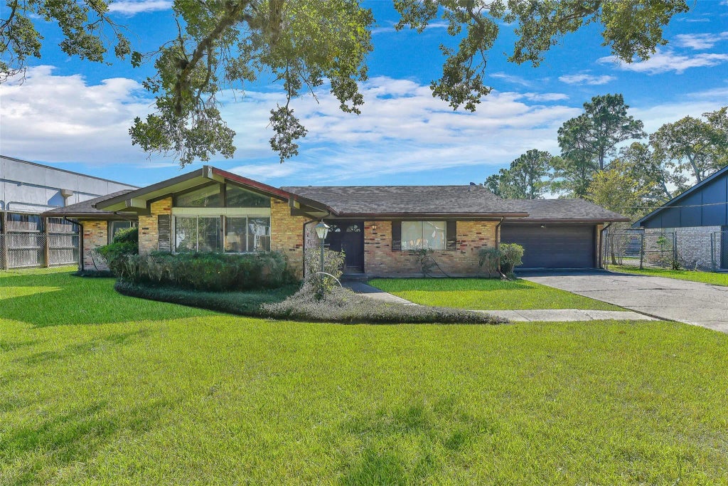 103 Echo Avenue, Friendswood