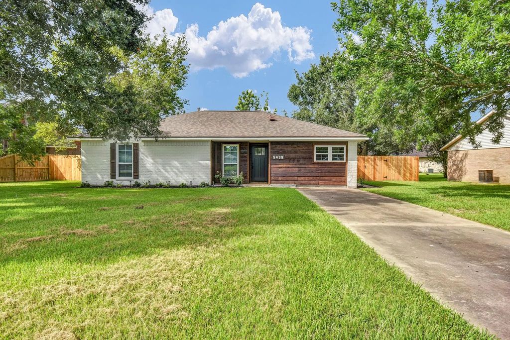 5438 Novak Court, Danbury