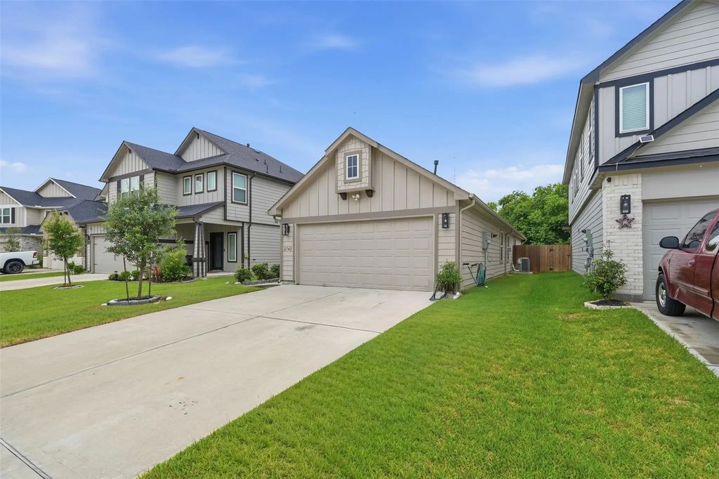 2742 Oakleaf Ash Lane, Fresno