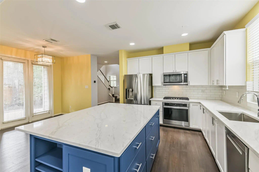 15 N Flickering Sun Circle, The Woodlands