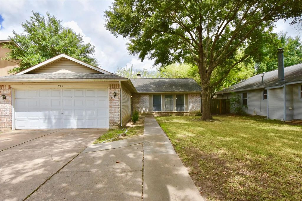 910 Golden West Drive, Katy