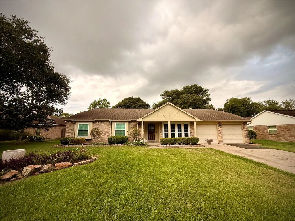 1309 Piney Woods Drive, Friendswood