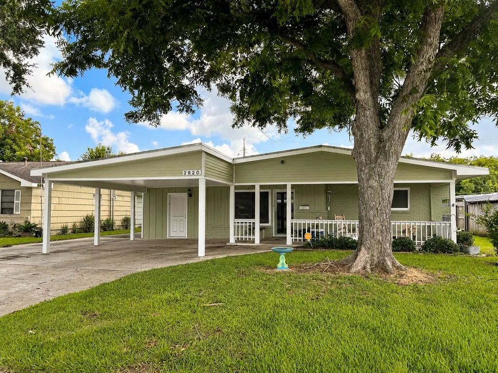 2820 Oleander Lane, Groves