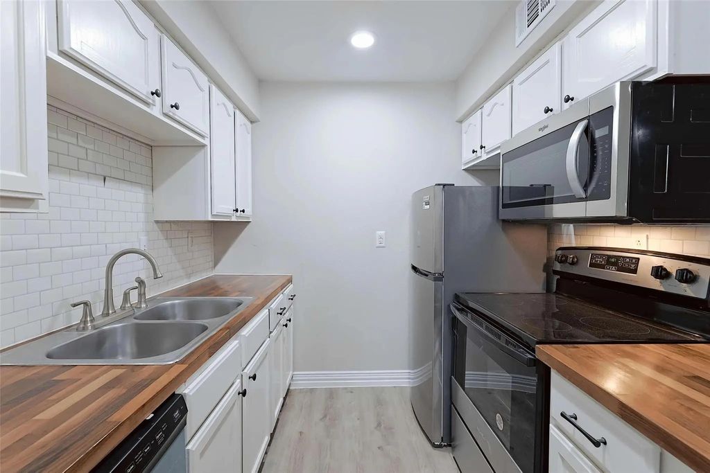 132 Oyster Creek Drive 14, Lake Jackson