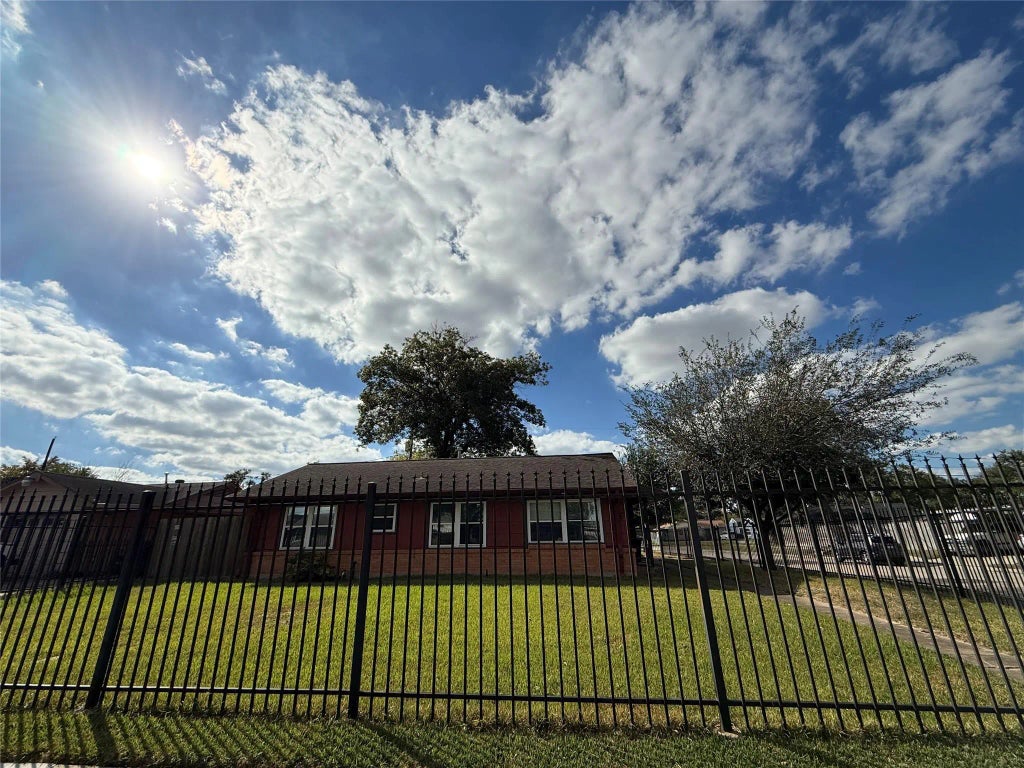 1857 Huge Oaks Street, Houston