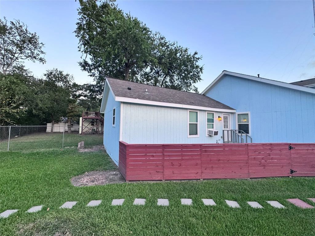 119 Neyland Street A, Houston