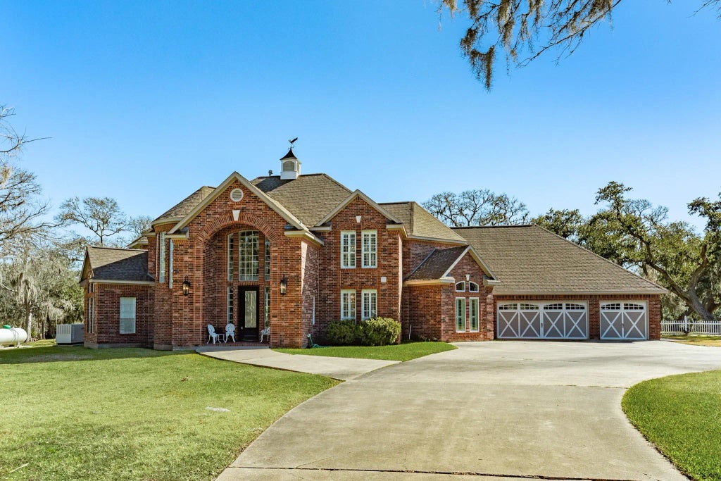 692 County Road 605, Angleton