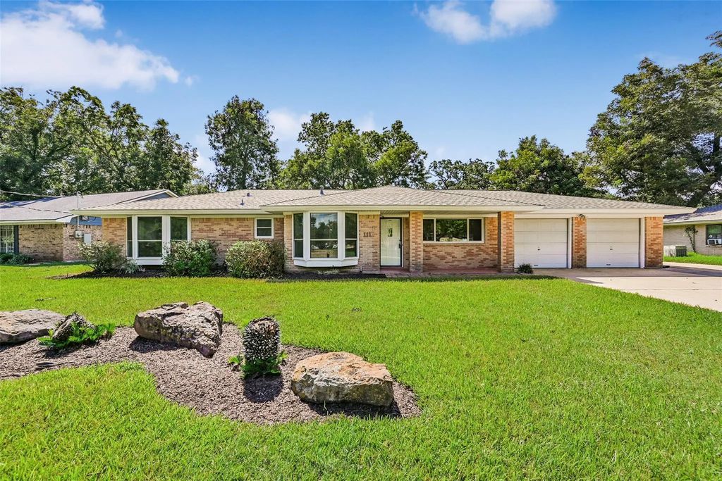 111 Southern Oaks Drive, Lake Jackson