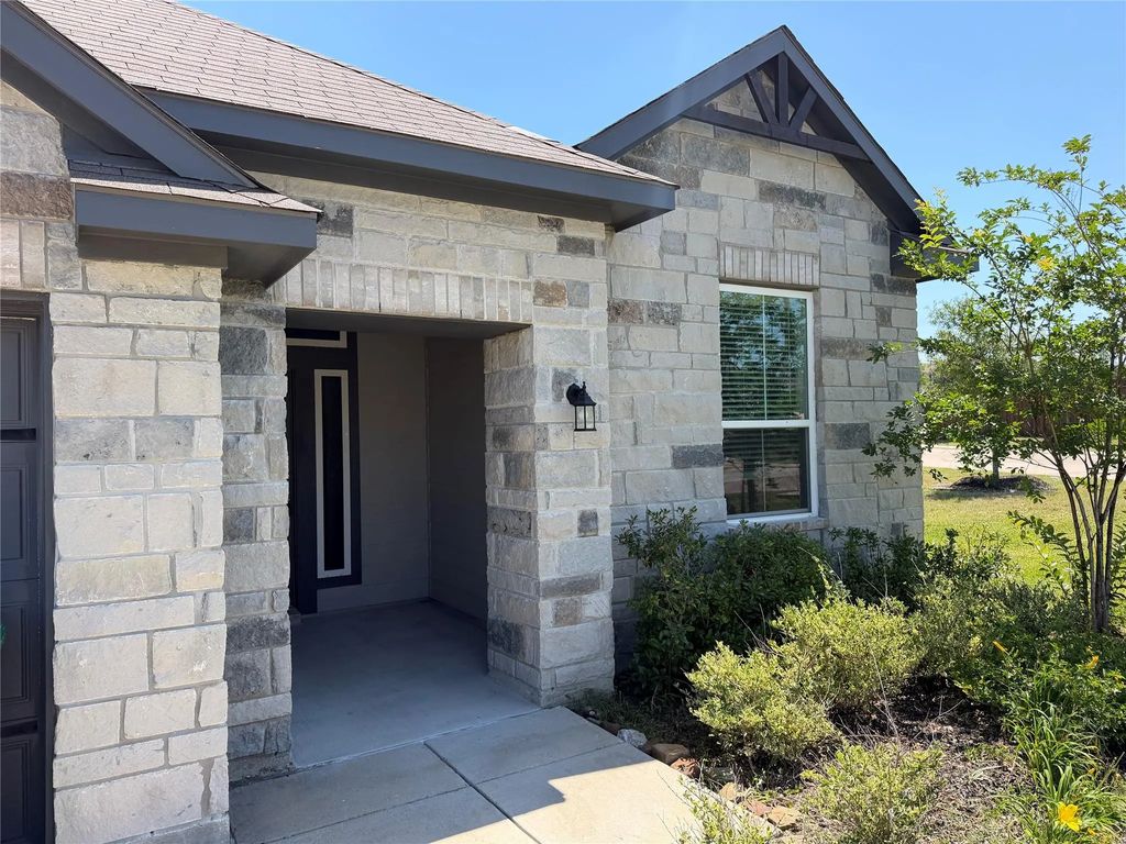 1452 Lake Ridge Drive, Brenham