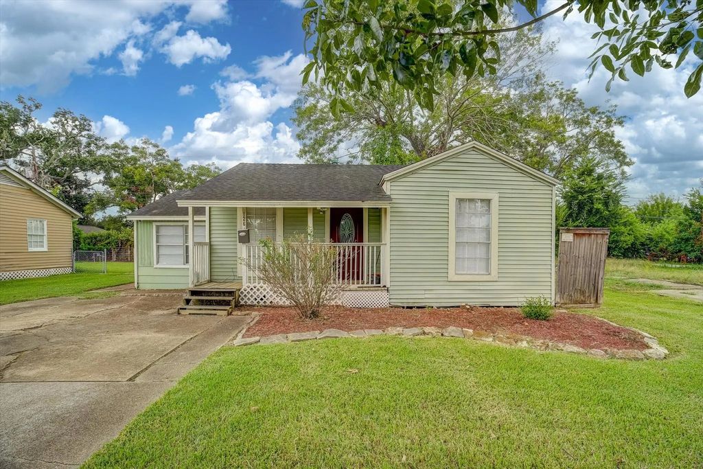 126 Huisache Street, Lake Jackson