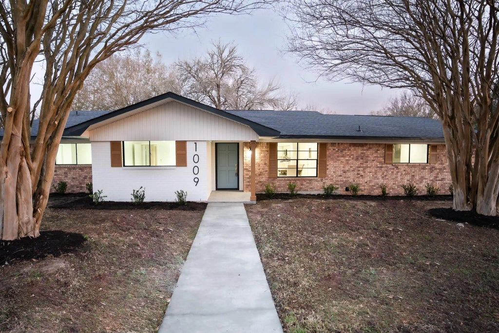 1009 Robinhood, Brenham