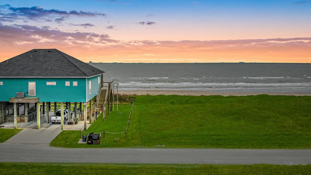 1117 Blue Water Drive, Crystal Beach