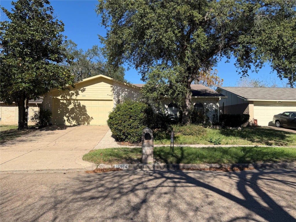 16914 Clan Macgregor Drive, Houston