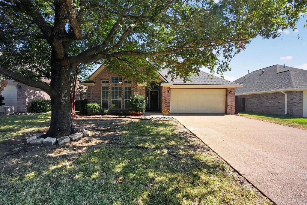 3743 Essen Loop, College Station