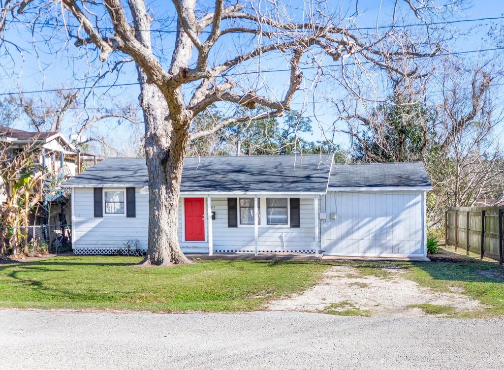 203 S Fig Street, Sweeny