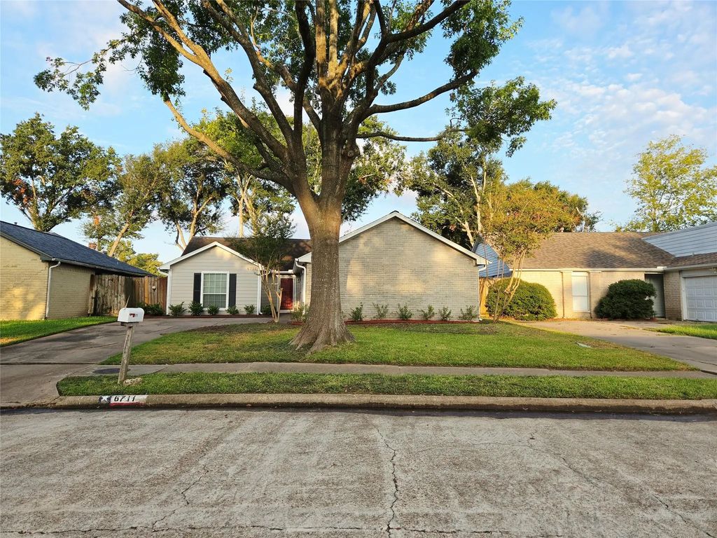 6711 Stonewater, Houston