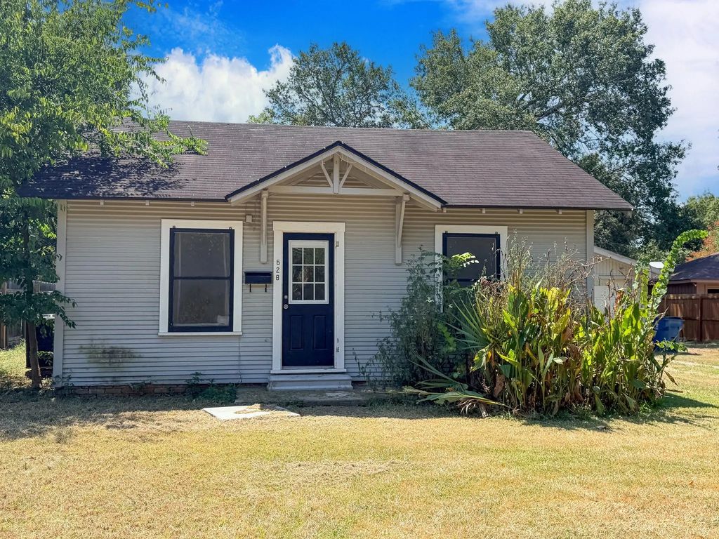 628 Manley, Navasota
