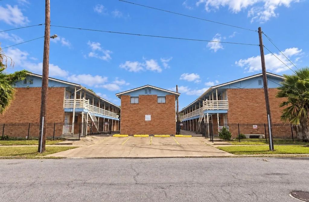 911 Avenue K 9, Galveston