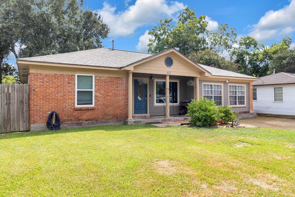 617 Catalpa Street, Angleton
